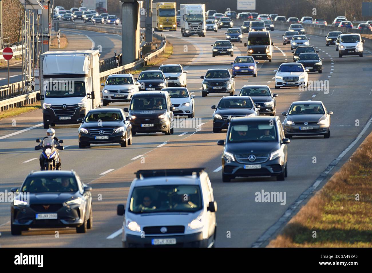 18.3.2025 Autobahn Feierabendverkehr am frühen Abend auf der A 5 bei Frankfurt Frankfurt Frankfurt am Main Frankfurter Kreuz Hessen Deutschland *** 18 3 2025 Autobahnabfertigung am frühen Abend auf der A5 bei Frankfurt am Main Frankfurter Kreuz Hessen Deutschland Stockfoto