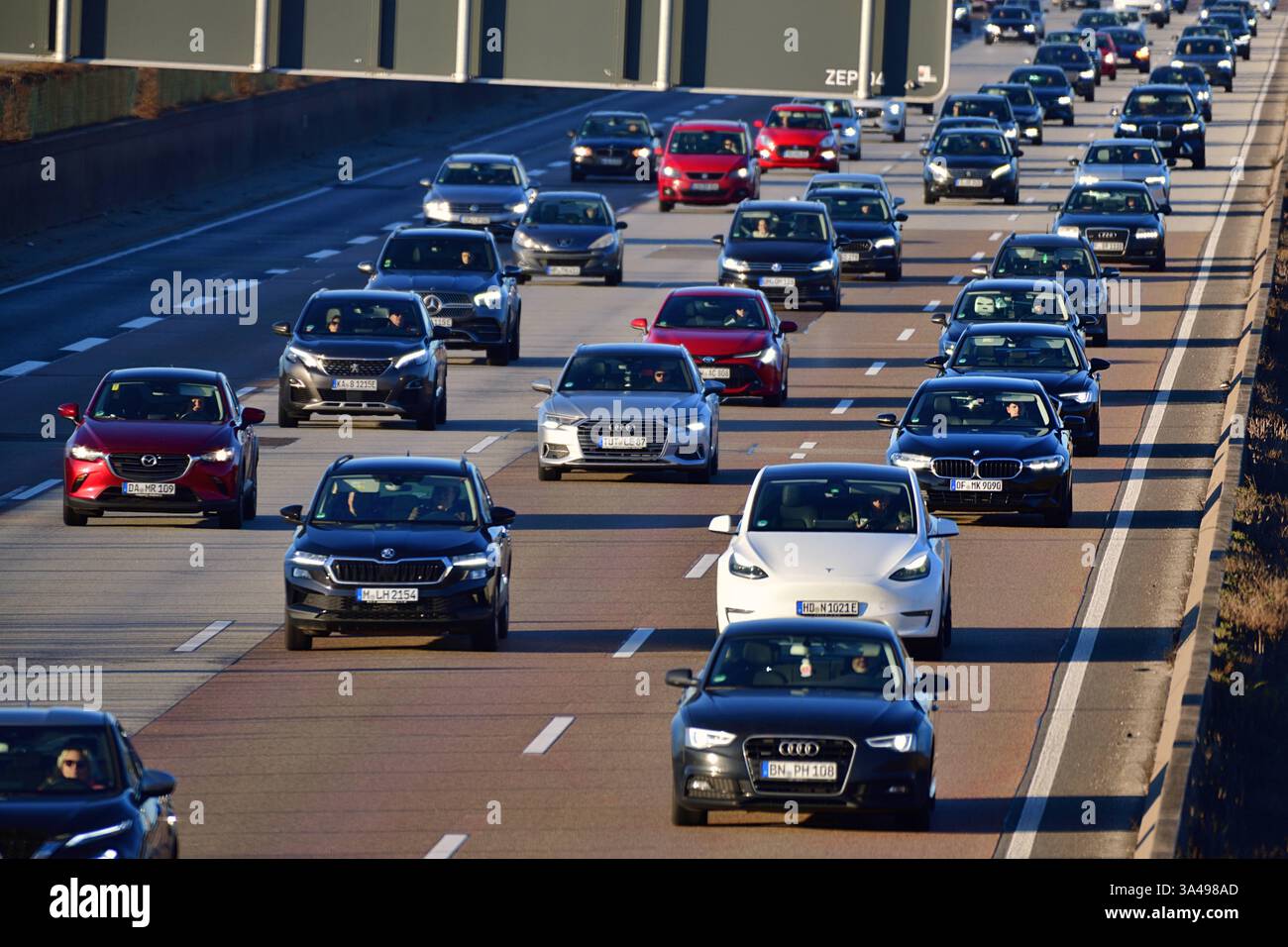 18.3.2025 Autobahn Feierabendverkehr am frühen Abend auf der A 5 bei Frankfurt Frankfurt Frankfurt am Main Frankfurter Kreuz Hessen Deutschland *** 18 3 2025 Autobahnabfertigung am frühen Abend auf der A5 bei Frankfurt am Main Frankfurter Kreuz Hessen Deutschland Stockfoto