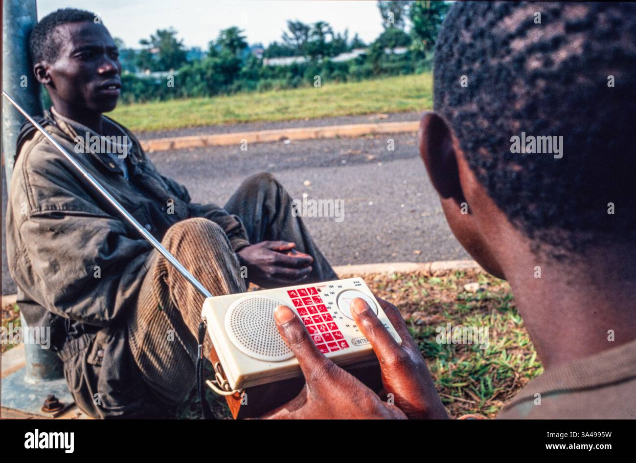 Burundis ethnischer Streit, November 1993. Vertriebene Tutsis aus der Gegend um Ruyigi flüchten in ein Lager, das von der Armee geschützt wird. Stockfoto