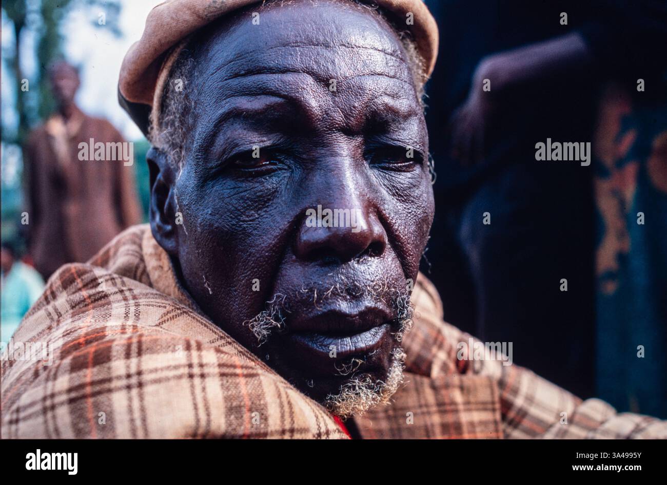 Burundis ethnischer Streit, November 1993. Vertriebene Tutsis aus der Gegend um Ruyigi flüchten in ein Lager, das von der Armee geschützt wird. Stockfoto