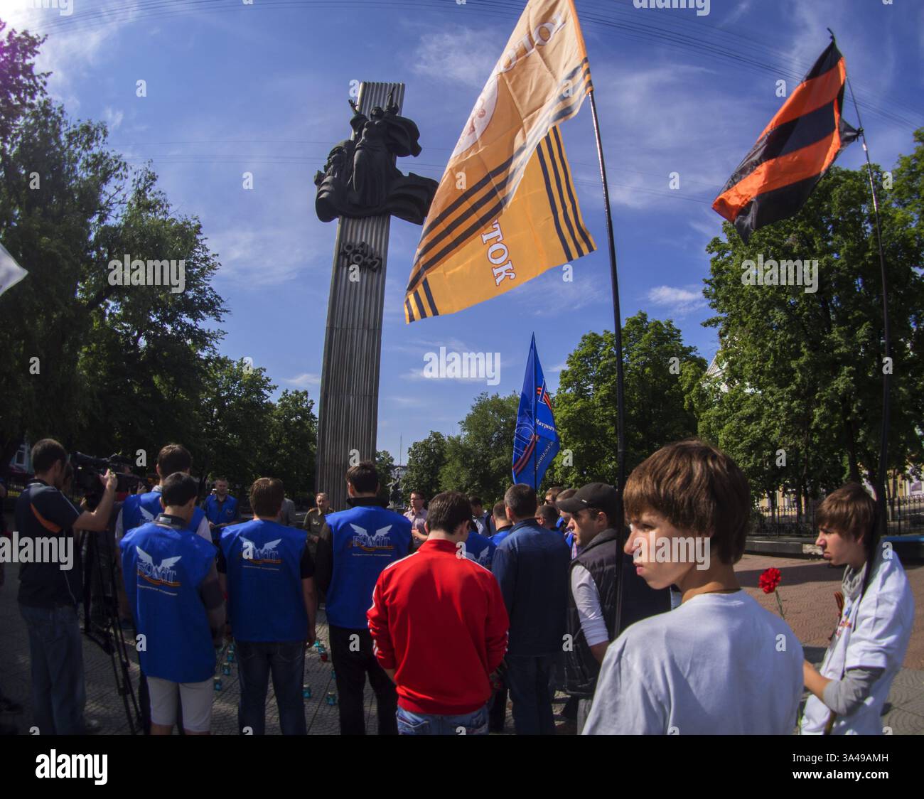 22. Juni 2014 - Luhansk, Ukraine - in Luhansk veranstaltete eine kleine Gruppe von NGO-Aktivisten "Bulat" und "Junge Garde" eine Mahnwache, um den Jahrestag des Großen Vaterländischen Krieges zu feiern und die Gefahr einer russischen Invasion hervorzuheben. Der große Vaterländische Krieg begann am 22. Juni 1941, als Hitler ohne Kriegserklärung in die Sowjetunion einmarschierte. Präsident Putin hat umfangreiche militärische Übungen angeordnet, um die Kampfbereitschaft der zentralrussischen Streitkräfte zu überprüfen. (Bild: © Igor Golovniov/ZUMAPRESS.com) Stockfoto