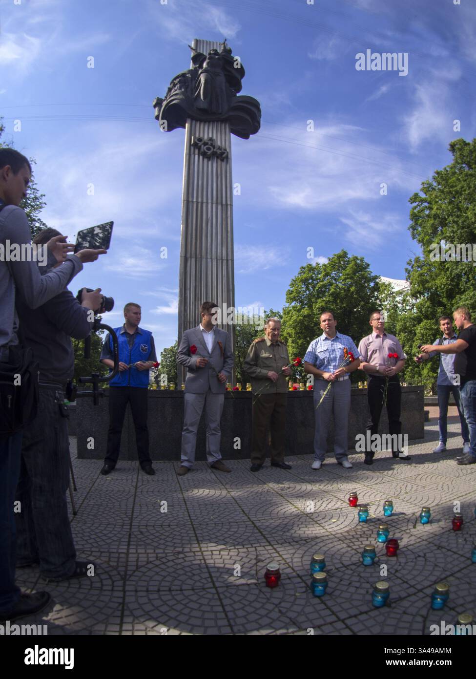 22. Juni 2014 - Luhansk, Ukraine - in Luhansk veranstaltete eine kleine Gruppe von NGO-Aktivisten "Bulat" und "Junge Garde" eine Mahnwache, um den Jahrestag des Großen Vaterländischen Krieges zu feiern und die Gefahr einer russischen Invasion hervorzuheben. Der große Vaterländische Krieg begann am 22. Juni 1941, als Hitler ohne Kriegserklärung in die Sowjetunion einmarschierte. Präsident Putin hat umfangreiche militärische Übungen angeordnet, um die Kampfbereitschaft der zentralrussischen Streitkräfte zu überprüfen. (Bild: © Igor Golovniov/ZUMAPRESS.com) Stockfoto
