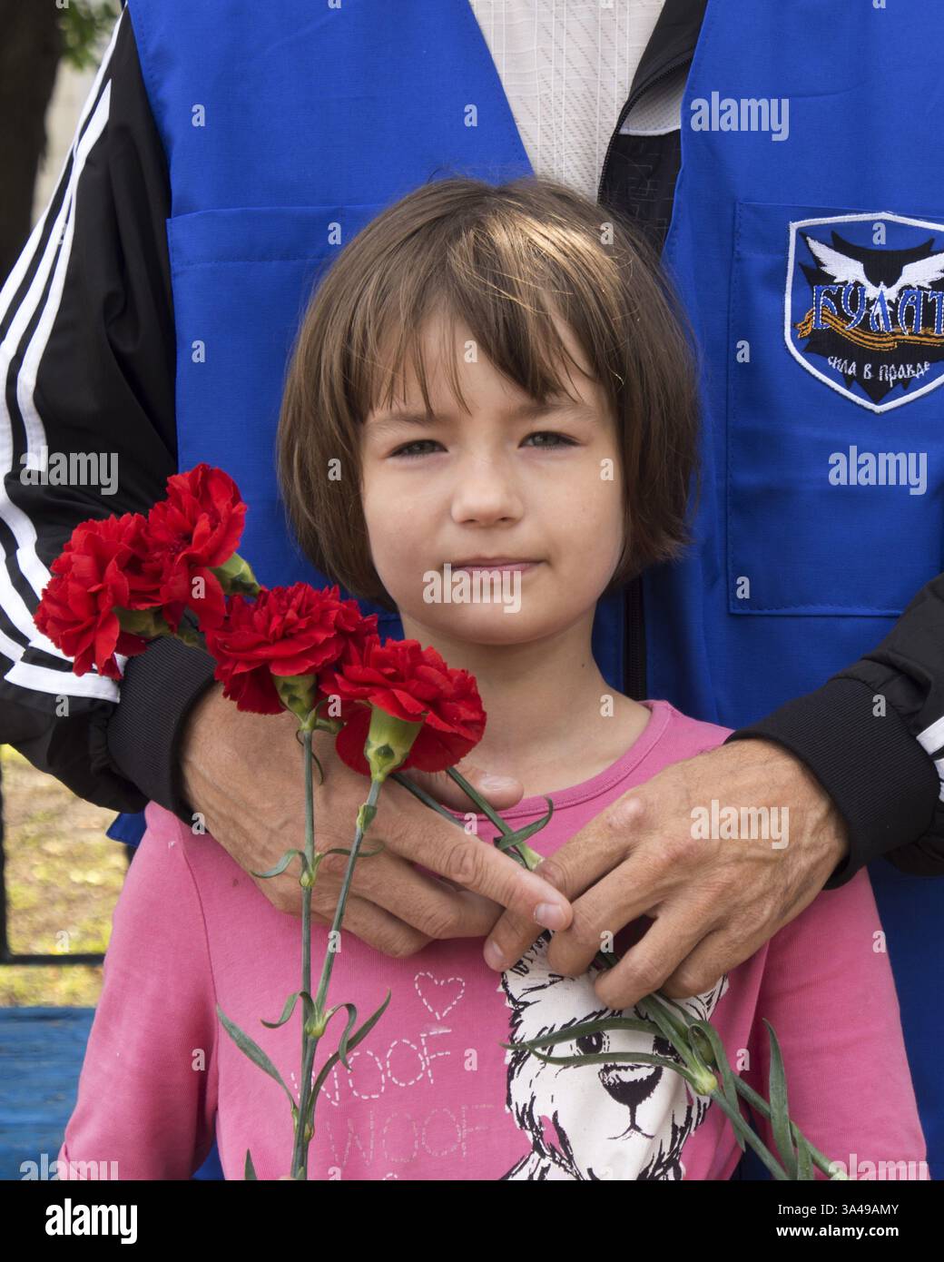 22. Juni 2014 - in Luhansk Jahrestag des Großen Vaterländischen Krieges, sagte eine kleine Gruppe von NGO-Aktivisten ''Bulat''' und ''Junge Garde'' -- der große Vaterländische Krieg begann am 22. Juni 1941: Hitler, ohne den Krieg zu erklären, marschierte in die Sowjetunion ein. Putin erklärte eine „militärische Übungen“-Division des Zentralen Militärbezirks, die in voller Kampfbereitschaft aufgeführt war. Die Panzergruppe konzentrierte sich auf die Grenzen Ukrane. (Bild: © Igor Golovniov/ZUMA Wire/ZUMAPRESS.com) Stockfoto