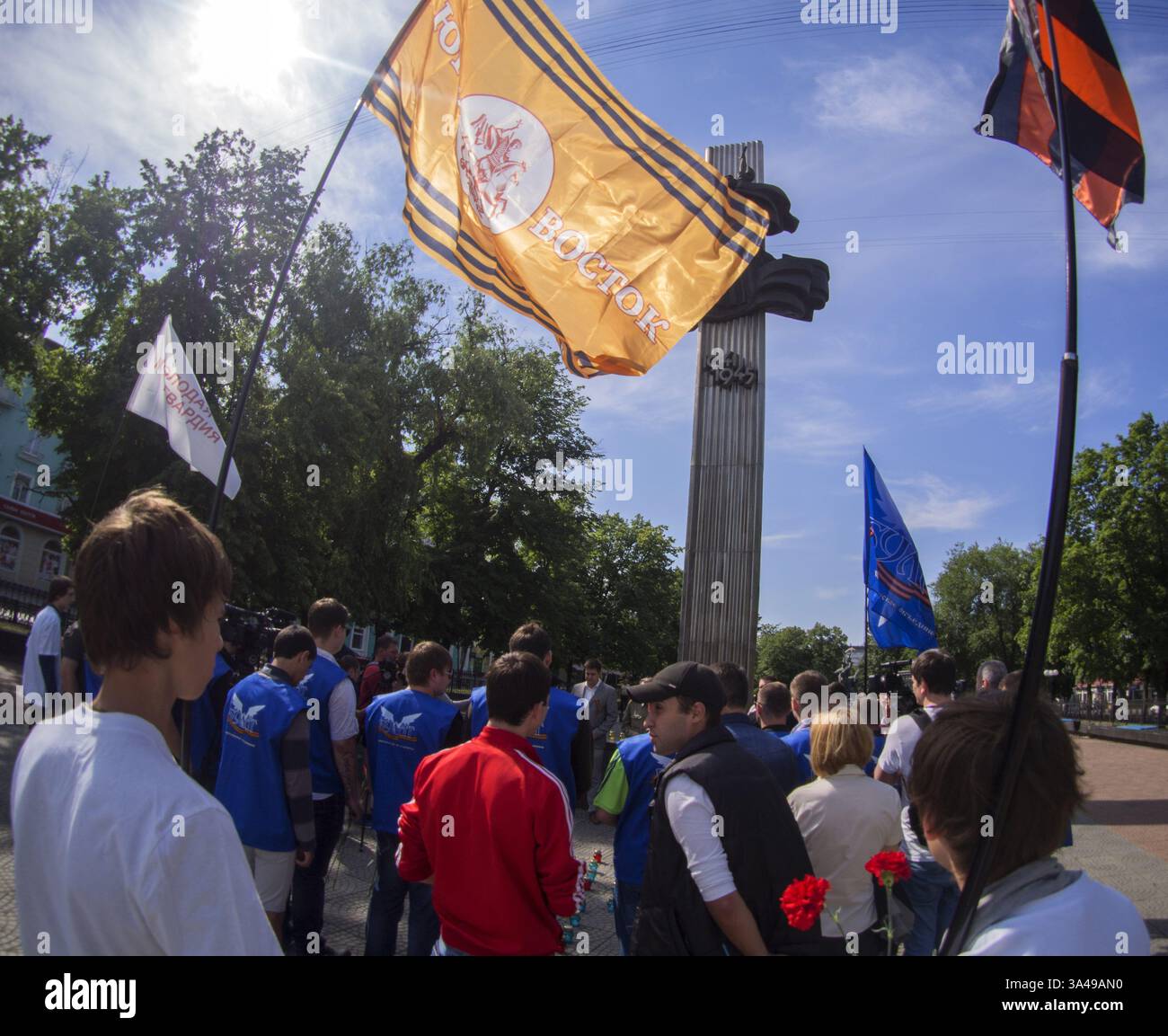 22. Juni 2014 - in Luhansk Jahrestag des Großen Vaterländischen Krieges, sagte eine kleine Gruppe von NGO-Aktivisten ''Bulat''' und ''Junge Garde'' -- der große Vaterländische Krieg begann am 22. Juni 1941: Hitler, ohne den Krieg zu erklären, marschierte in die Sowjetunion ein. Putin erklärte eine „militärische Übungen“-Division des Zentralen Militärbezirks, die in voller Kampfbereitschaft aufgeführt war. Die Panzergruppe konzentrierte sich auf die Grenzen Ukrane. (Bild: © Igor Golovniov/ZUMA Wire/ZUMAPRESS.com) Stockfoto