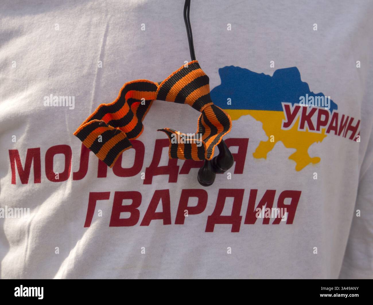 22. Juni 2014 - in Luhansk Jahrestag des Großen Vaterländischen Krieges, sagte eine kleine Gruppe von NGO-Aktivisten ''Bulat''' und ''Junge Garde'' -- der große Vaterländische Krieg begann am 22. Juni 1941: Hitler, ohne den Krieg zu erklären, marschierte in die Sowjetunion ein. Putin erklärte eine „militärische Übungen“-Division des Zentralen Militärbezirks, die in voller Kampfbereitschaft aufgeführt war. Die Panzergruppe konzentrierte sich auf die Grenzen Ukrane. (Bild: © Igor Golovniov/ZUMA Wire/ZUMAPRESS.com) Stockfoto