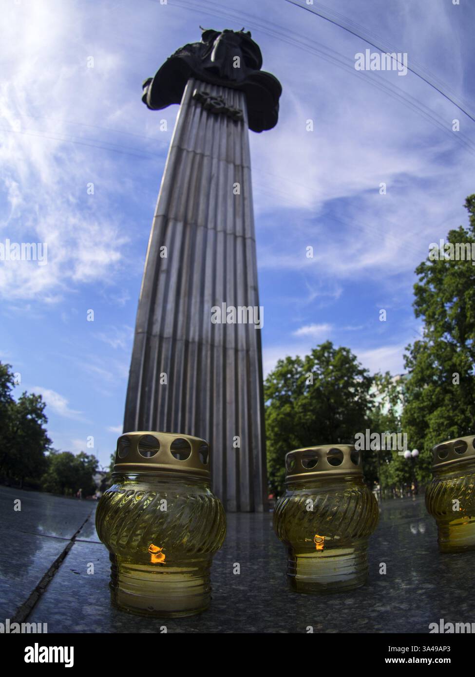 22. Juni 2014 - Luhansk, Ukraine - in Luhansk veranstaltete eine kleine Gruppe von NGO-Aktivisten "Bulat" und "Junge Garde" eine Mahnwache, um den Jahrestag des Großen Vaterländischen Krieges zu feiern und die Gefahr einer russischen Invasion hervorzuheben. Der große Vaterländische Krieg begann am 22. Juni 1941, als Hitler ohne Kriegserklärung in die Sowjetunion einmarschierte. Präsident Putin hat umfangreiche militärische Übungen angeordnet, um die Kampfbereitschaft der zentralrussischen Streitkräfte zu überprüfen. (Bild: © Igor Golovniov/ZUMAPRESS.com) Stockfoto