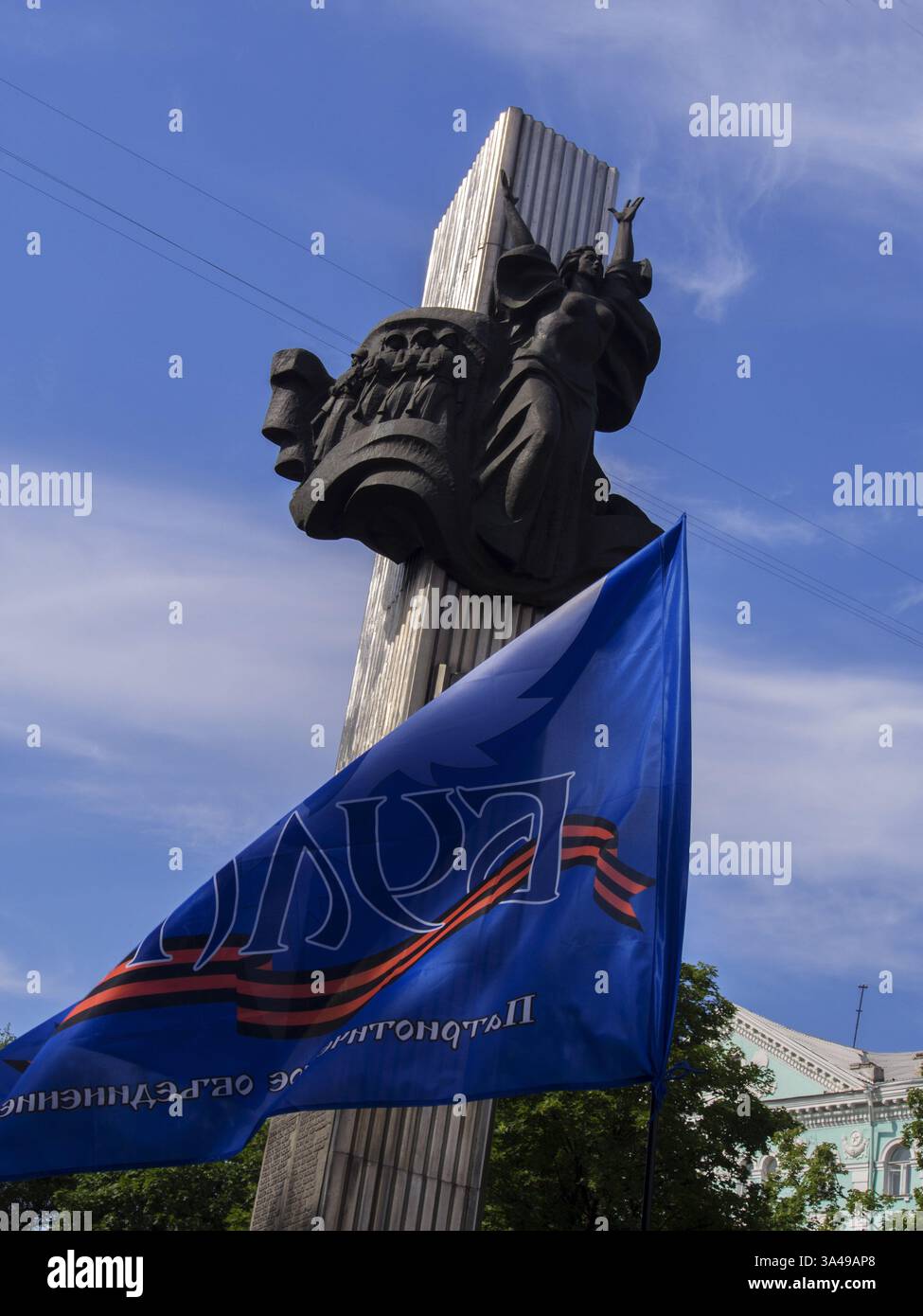 22. Juni 2014 - in Luhansk Jahrestag des Großen Vaterländischen Krieges, sagte eine kleine Gruppe von NGO-Aktivisten ''Bulat''' und ''Junge Garde'' -- der große Vaterländische Krieg begann am 22. Juni 1941: Hitler, ohne den Krieg zu erklären, marschierte in die Sowjetunion ein. Putin erklärte eine „militärische Übungen“-Division des Zentralen Militärbezirks, die in voller Kampfbereitschaft aufgeführt war. Die Panzergruppe konzentrierte sich auf die Grenzen Ukrane. (Bild: © Igor Golovniov/ZUMA Wire/ZUMAPRESS.com) Stockfoto