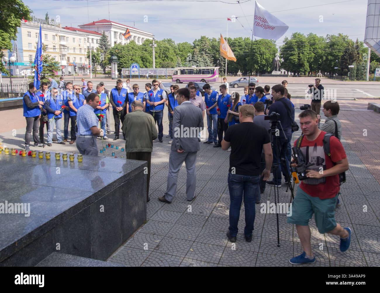 22. Juni 2014 - in Luhansk Jahrestag des Großen Vaterländischen Krieges, sagte eine kleine Gruppe von NGO-Aktivisten ''Bulat''' und ''Junge Garde'' -- der große Vaterländische Krieg begann am 22. Juni 1941: Hitler, ohne den Krieg zu erklären, marschierte in die Sowjetunion ein. Putin erklärte eine „militärische Übungen“-Division des Zentralen Militärbezirks, die in voller Kampfbereitschaft aufgeführt war. Die Panzergruppe konzentrierte sich auf die Grenzen Ukrane. (Bild: © Igor Golovniov/ZUMA Wire/ZUMAPRESS.com) Stockfoto