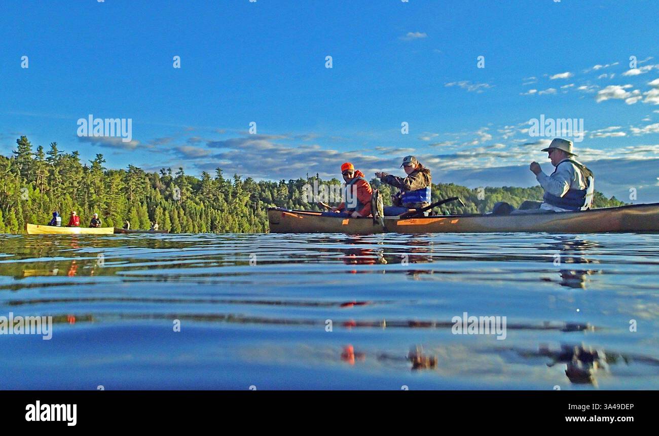 15. Juli 2014: MN, USA: Katie Ellsworth zeigt eine Schleudersträngerin an Robert Bjerken, links, und Tom Ellsworth, wie sie in den Boundary Waters von Minnesota und Kanada fischen. (Bild: © Dennis Anderson/MCT/ZUMA Wire) Stockfoto