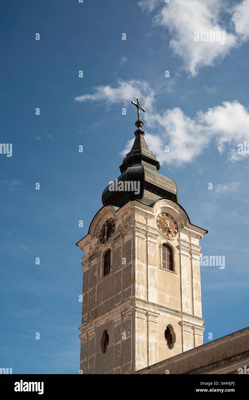 Kirchturm vor blauem Himmel in Pécs, Ungarn, 13. März 2025 Stockfoto