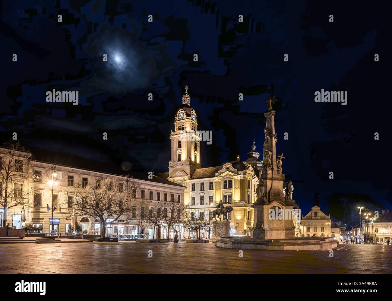 Nachtfoto am Széchenyi-Platz, Pecs, Ungarn, 13. März 2025 Stockfoto