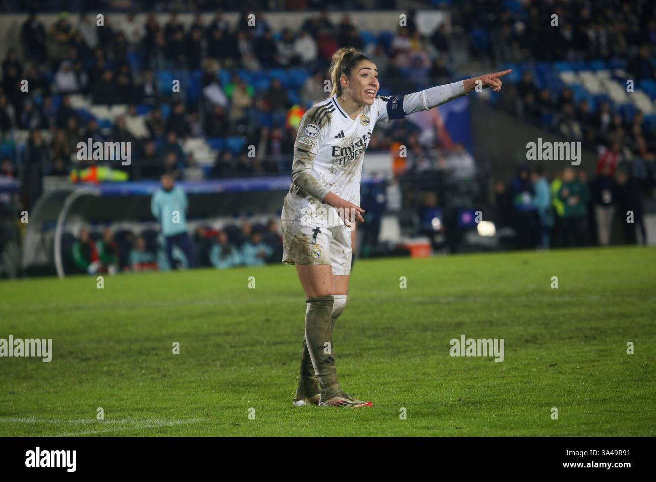 Madrid, Spanien, 18. März 2025: Real Madrid's Olga Carmona (7) gibt ihren Teamkollegen beim Viertelfinale der UEFA Women's Champions League 2024-25, dem ersten Legspiel zwischen Real Madrid und Arsenal Women FC am 18. März 2025, im Estadio Alfredo Di Stéfano in Madrid, Spanien, Anweisungen. Quelle: Alberto Brevers / Alamy Live News. Stockfoto