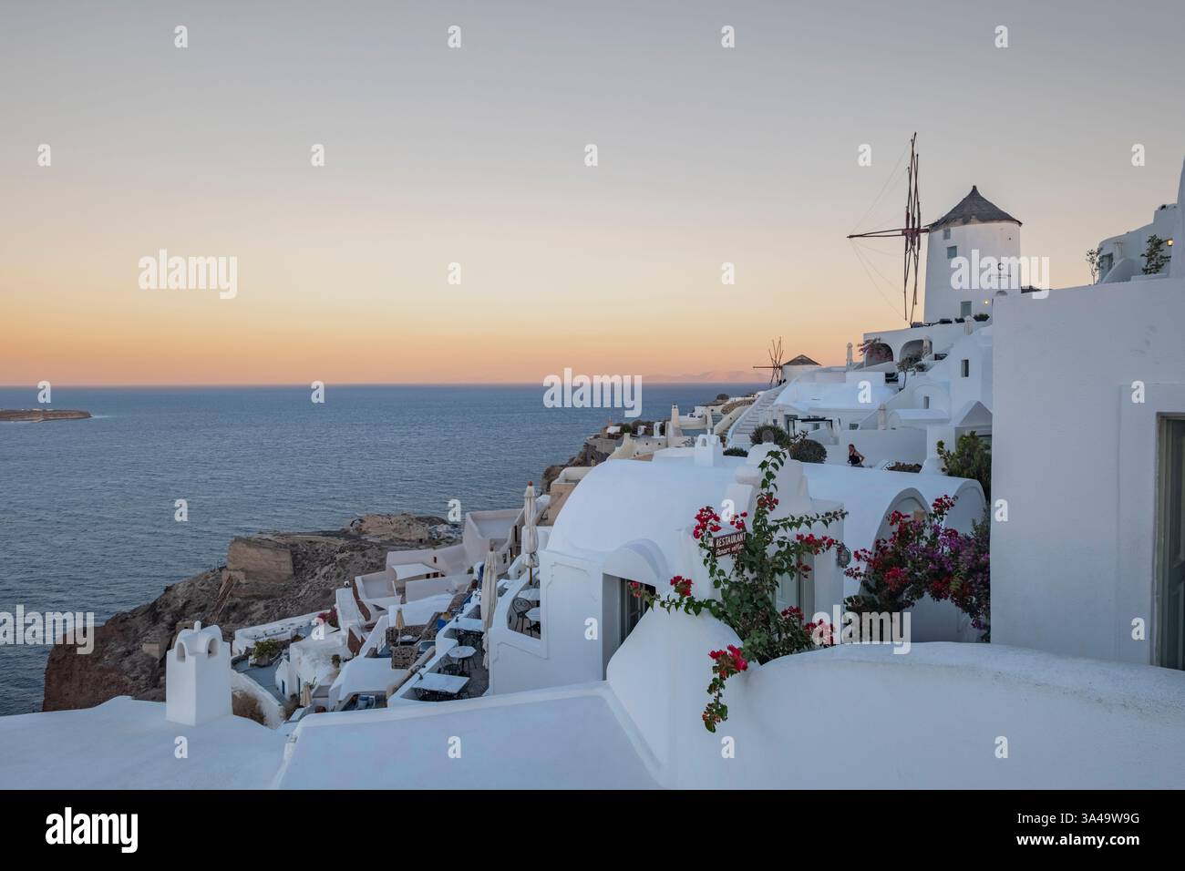 Sonnenuntergang über Oia Town, Samtorini, Griechenland Stockfoto