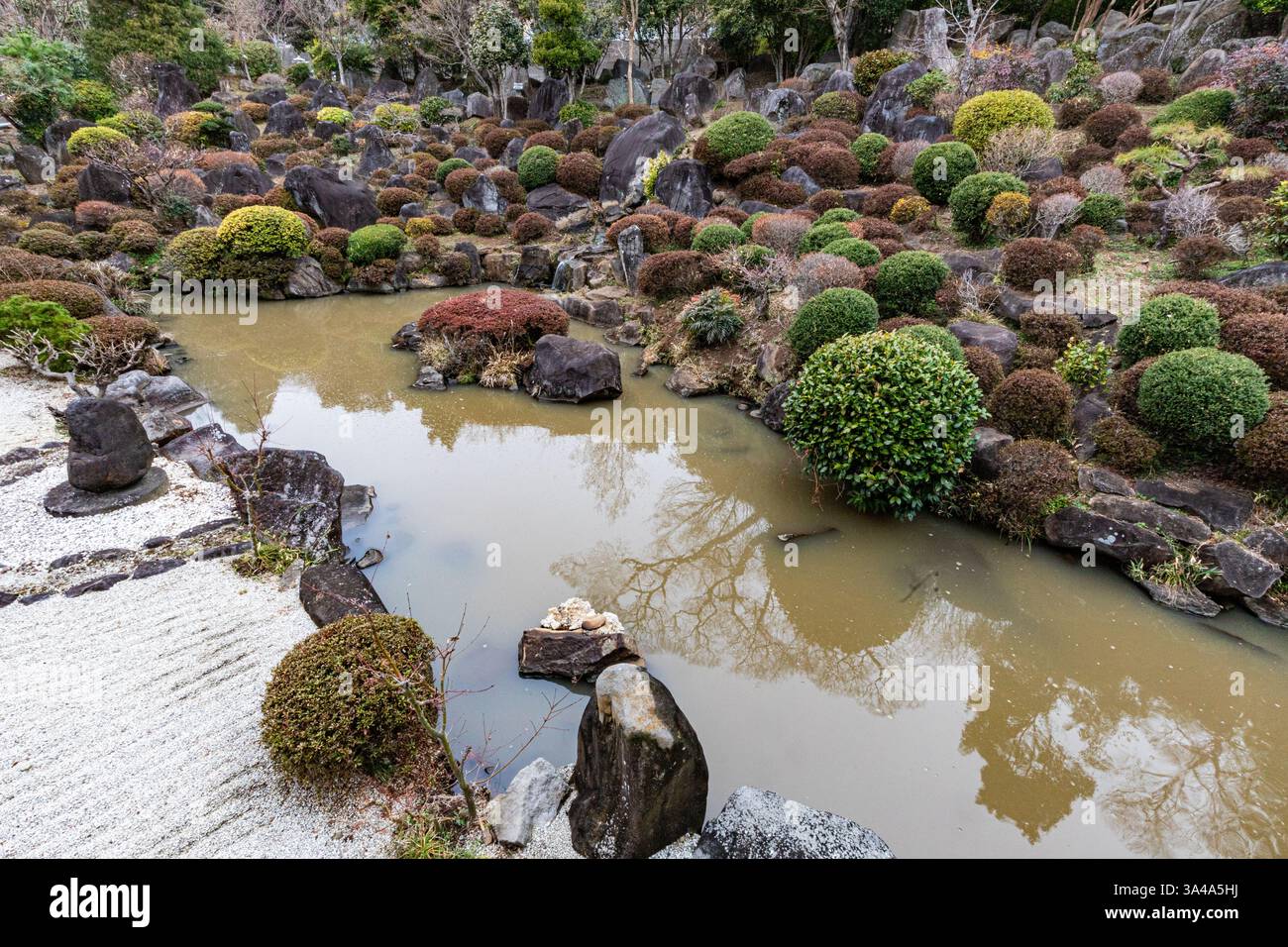 Der Daizo Kyoji Temple Garden in Fuefuki, Präfektur Yamanashi, Japan, verfügt über einen wunderschönen japanischen Garten, der für seine traditionelle Ästhetik bekannt ist. Es gibt Stockfoto