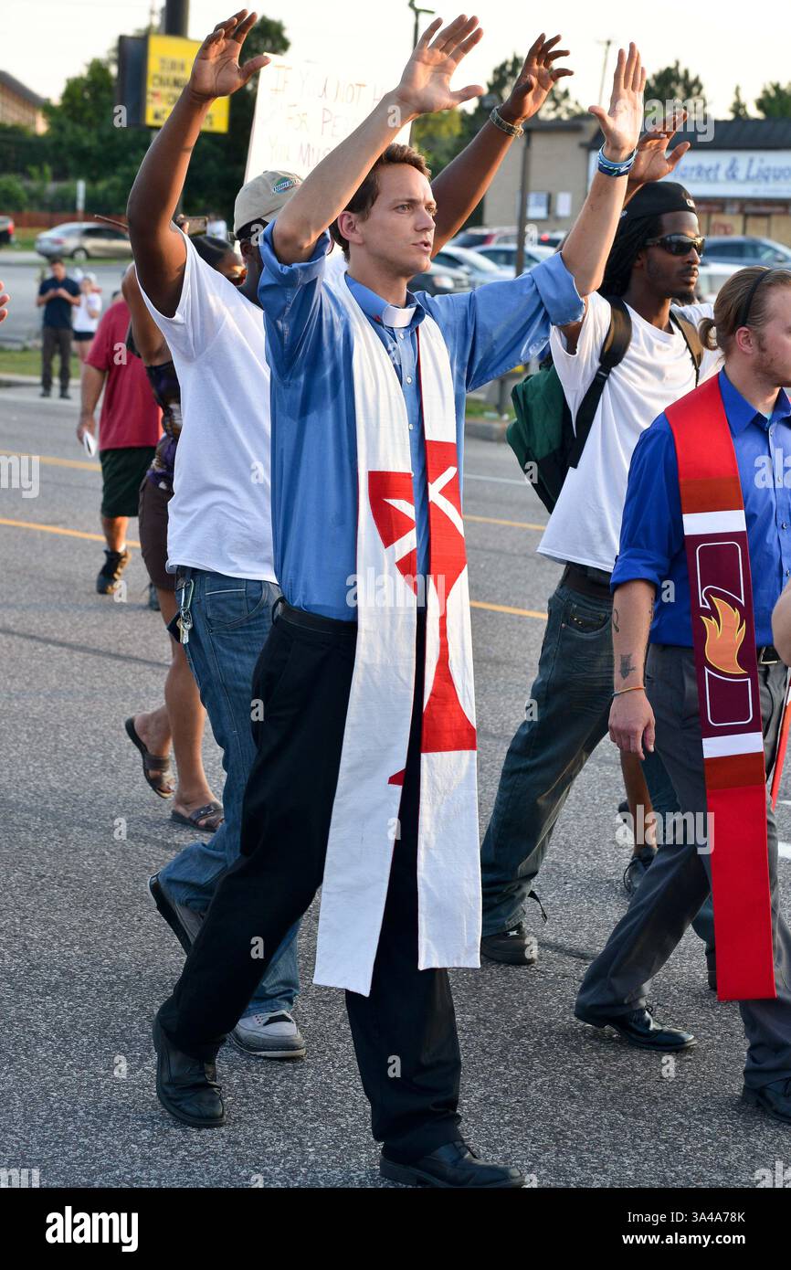 August 2014 - Ferguson, Missouri, USA S - Ein Klerusmitglied nimmt am protestmarsch am 10. Tag der Proteste an der West Florissant Ave in Ferguson Missouri Teil, die wegen der unbewaffneten Ermordung von Michael Brown durch einen Polizeibeamten von Ferguson stattfanden (Bild: © Richard Ulreich/ZUMA Wire) Stockfoto