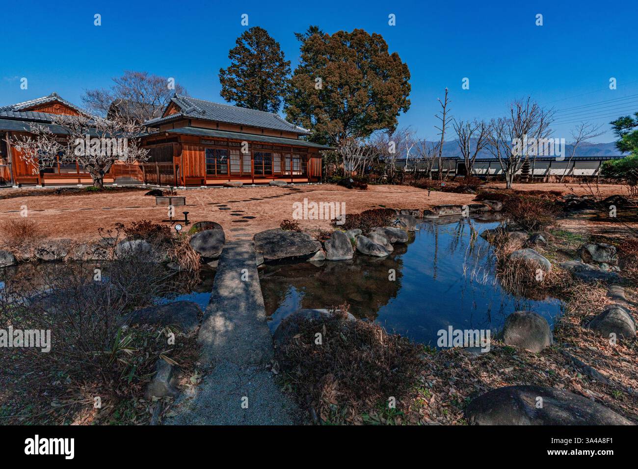 Das Nezu Memorial Museum ist das Familienhaus von Kaichiro Nezu, dem ersten Präsidenten der Tobu Railway. Das Haupthaus, das Nagayamon-Tor und der Laden Stockfoto