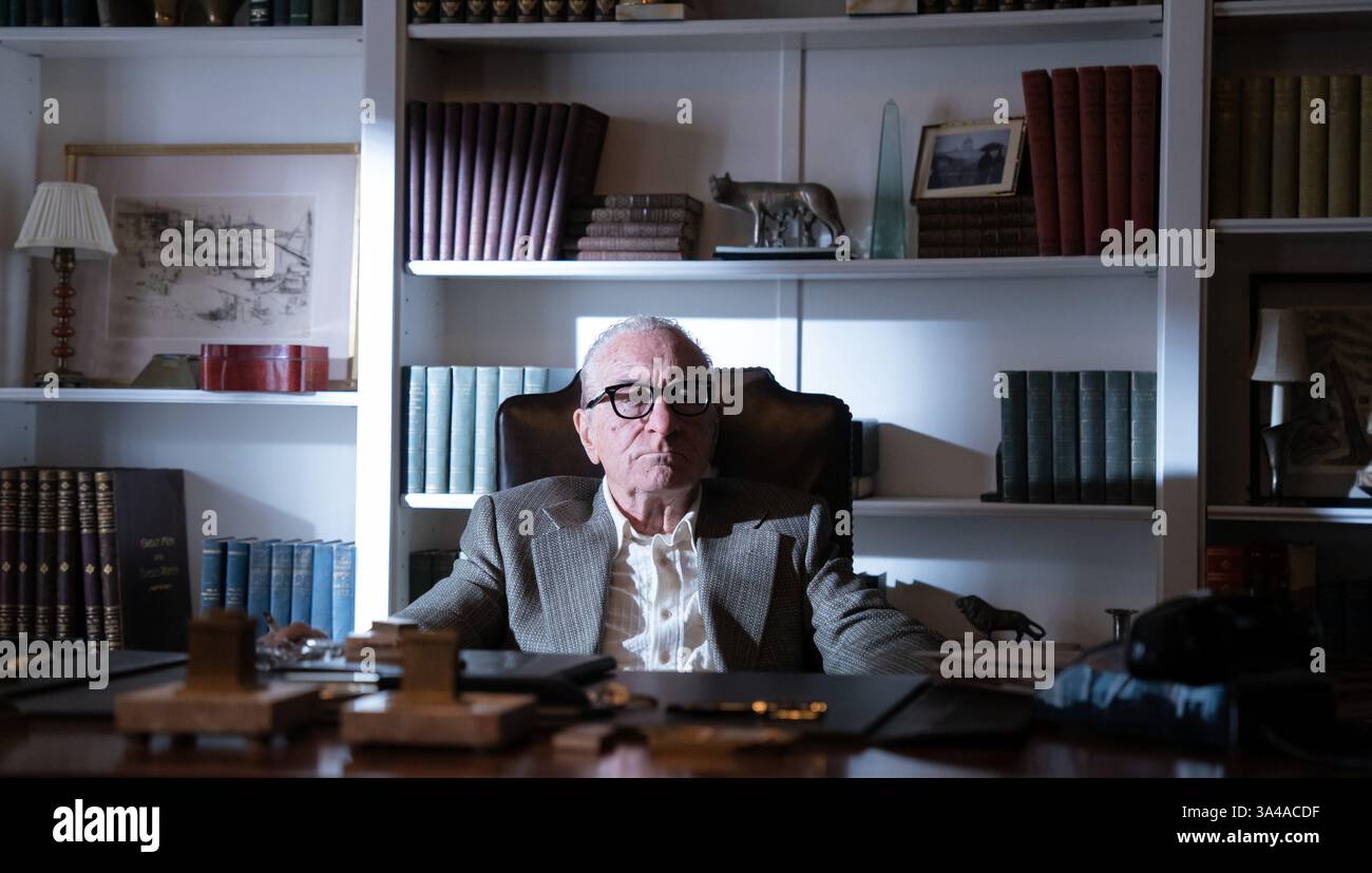 ERSCHEINUNGSDATUM: 21. Mai 2025. TITEL: Die Altoritter. STUDIO: Warner Bros. REGIE: Barry Levinson. HANDLUNG: Vito Genovese und Frank Costello, ein Paar italienischer Amerikaner, die Mitte des 20. Jahrhunderts zwei getrennte Verbrecherfamilien führen. Genovese versuchte 1957, Costello zu ermorden, obwohl Costello sich aus dem Mob zurückzog. DIE HAUPTROLLE: ROBERT DE NIRO als Frank Costello. (Credit Image: © Warner Bros/Entertainment Pictures/ZUMAPRESS.com) NUR REDAKTIONELLE VERWENDUNG! Nicht für kommerzielle ZWECKE! Stockfoto