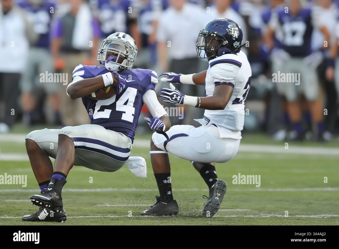 30. August 2014 – Manhattan, Kansas, USA – 30. August 2014: Kansas State Wildcats Running Back Charles Jones (24) wird von Stephen F. Austin Lumberjacks Defensivback Trey Vallier (33) im Bill Snyder Family Stadium in Manhattan (Kansas) angegriffen. Kendall Shaw/CSM(Bild: © Kendall Shaw/Cal Sport Media/ZUMAPRESS.com) Stockfoto