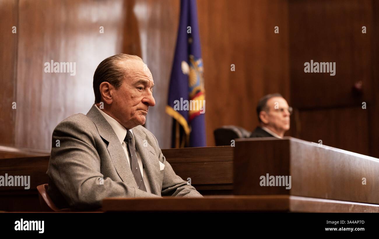 ERSCHEINUNGSDATUM: 21. Mai 2025. TITEL: Die Altoritter. STUDIO: Warner Bros. REGIE: Barry Levinson. HANDLUNG: Vito Genovese und Frank Costello, ein Paar italienischer Amerikaner, die Mitte des 20. Jahrhunderts zwei getrennte Verbrecherfamilien führen. Genovese versuchte 1957, Costello zu ermorden, obwohl Costello sich aus dem Mob zurückzog. DIE HAUPTROLLE: ROBERT DE NIRO als Frank Costello. (Credit Image: © Warner Bros/Entertainment Pictures/ZUMAPRESS.com) NUR REDAKTIONELLE VERWENDUNG! Nicht für kommerzielle ZWECKE! Stockfoto