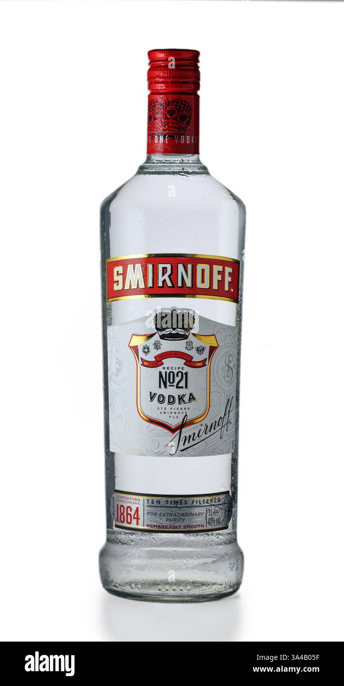 Gaziveren Cyprus -18.03.2025 Eine elegante Flasche Premium-Wodka Smirnoff steht im Vordergrund und zeigt ihr elegantes Design. Stockfoto