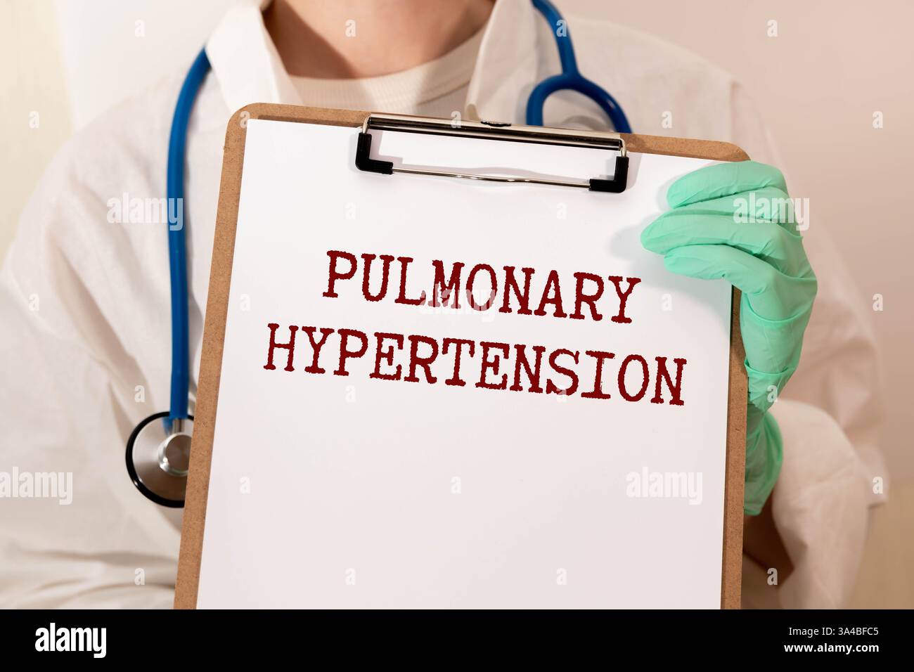 Medizinisches Konzept. Auf der schwarzen Oberfläche einer Pille, eines Nasensprays und einer Visitenkarte auf einer Büroklammer mit der Aufschrift "Pulmonale Hypertonsio" Stockfoto