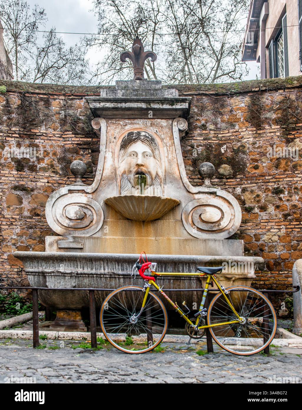 Das Rennrad lehnt sich gegen den Mascherone-Brunnen Stockfoto