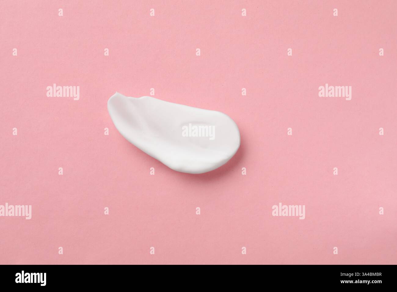 Abstrich von Körpercreme auf hellrosa Hintergrund, Draufsicht Stockfoto
