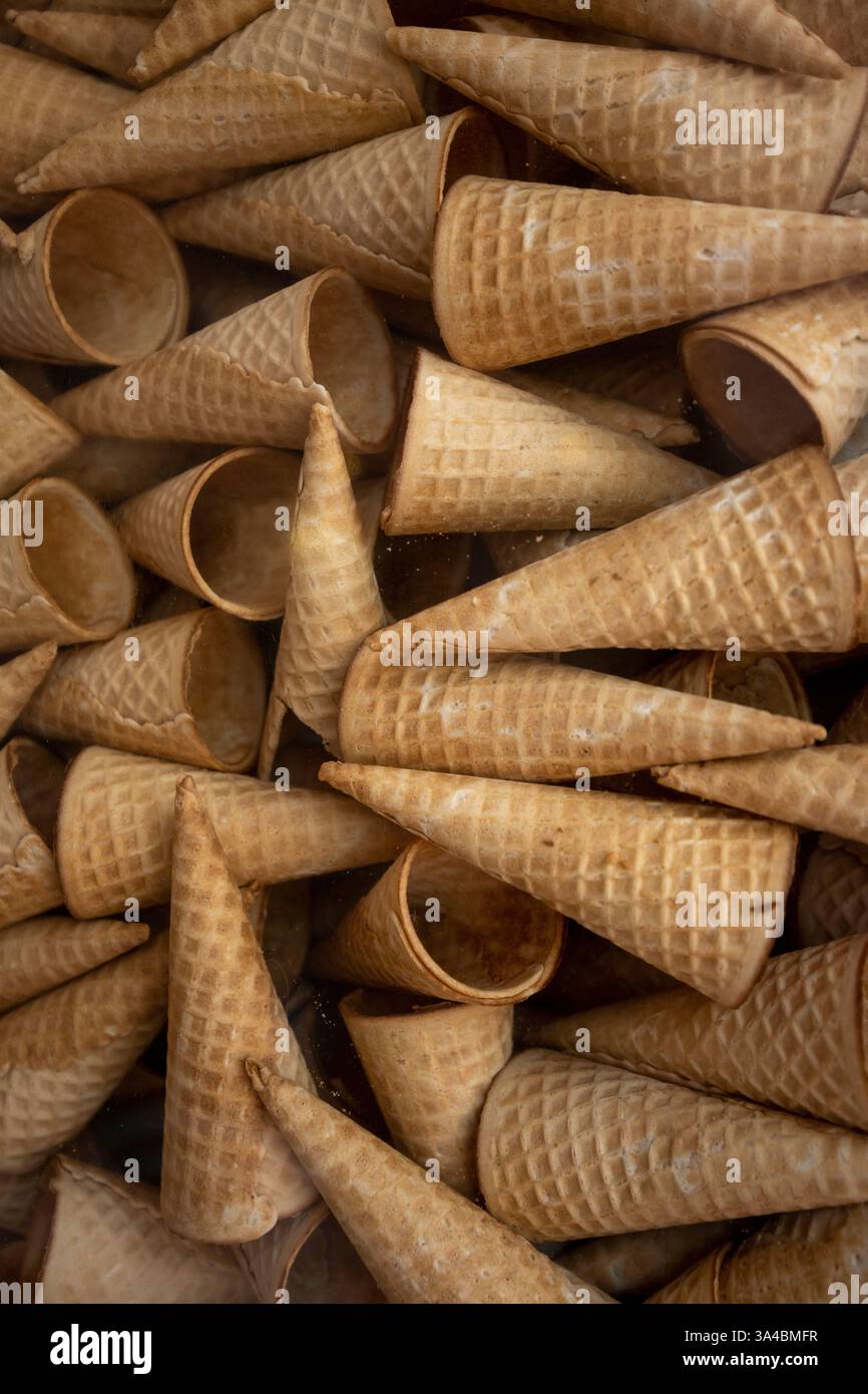 Viele Eiswaffelkegel. Hintergrundstruktur Stockfoto