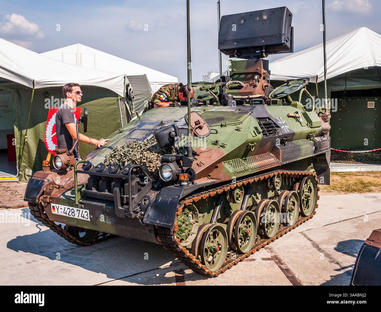 Belin, Deutschland - 11. Juni 2010: Rheinmetall Wiesel 2 Light Air Defence System RFCV (Aufklärungs- und Feuerleitfahrzeug) auf der Berliner Flugschau Stockfoto