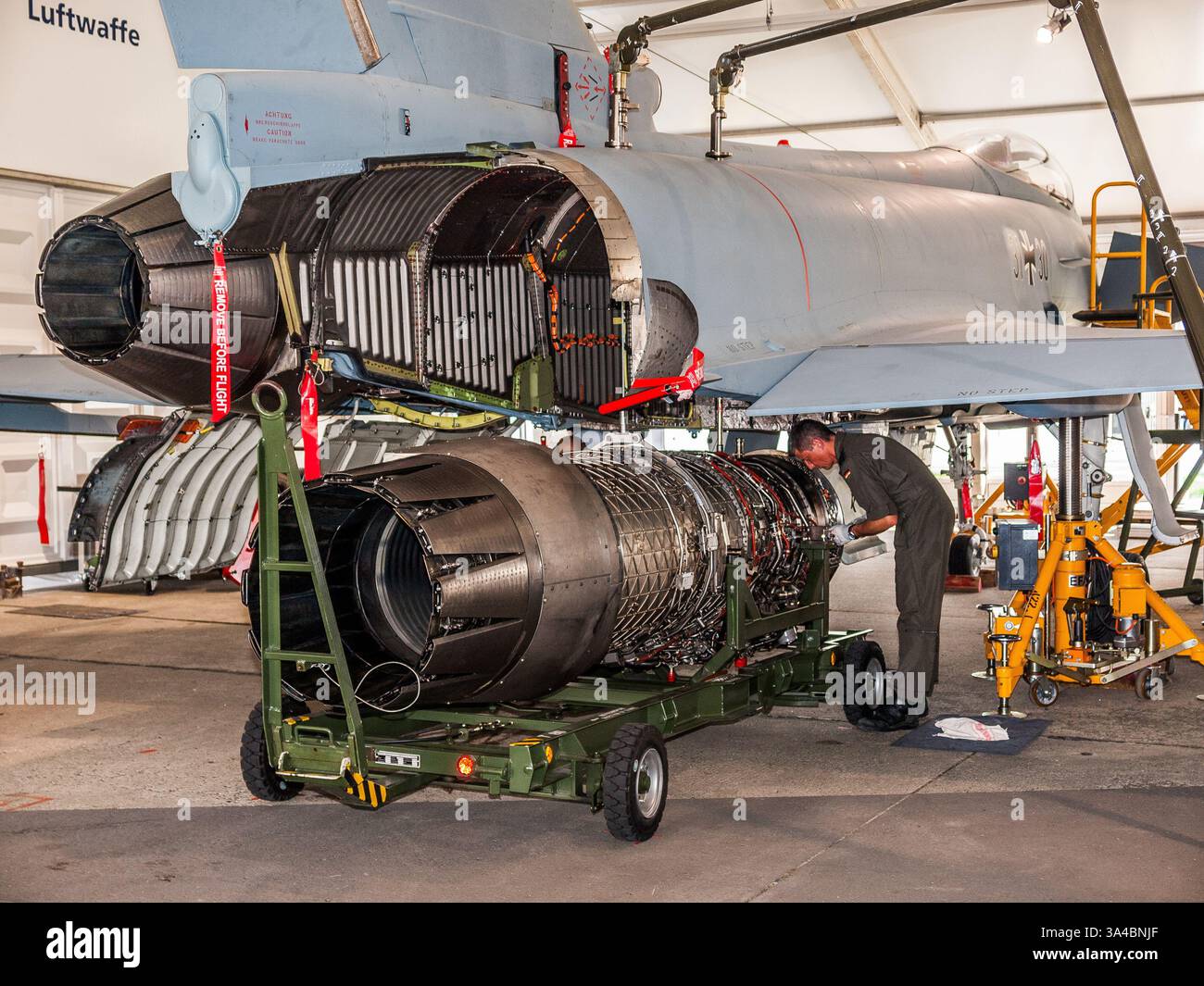 Belin, Deutschland - Juni 11.2010: Installation des Eurojet EJ200-Turbofan-Motors mit niedrigem Bypass auf dem Luftwaffe Eurofighter-Typhoon EF2000 (31+30) bei der Berliner Luft Stockfoto
