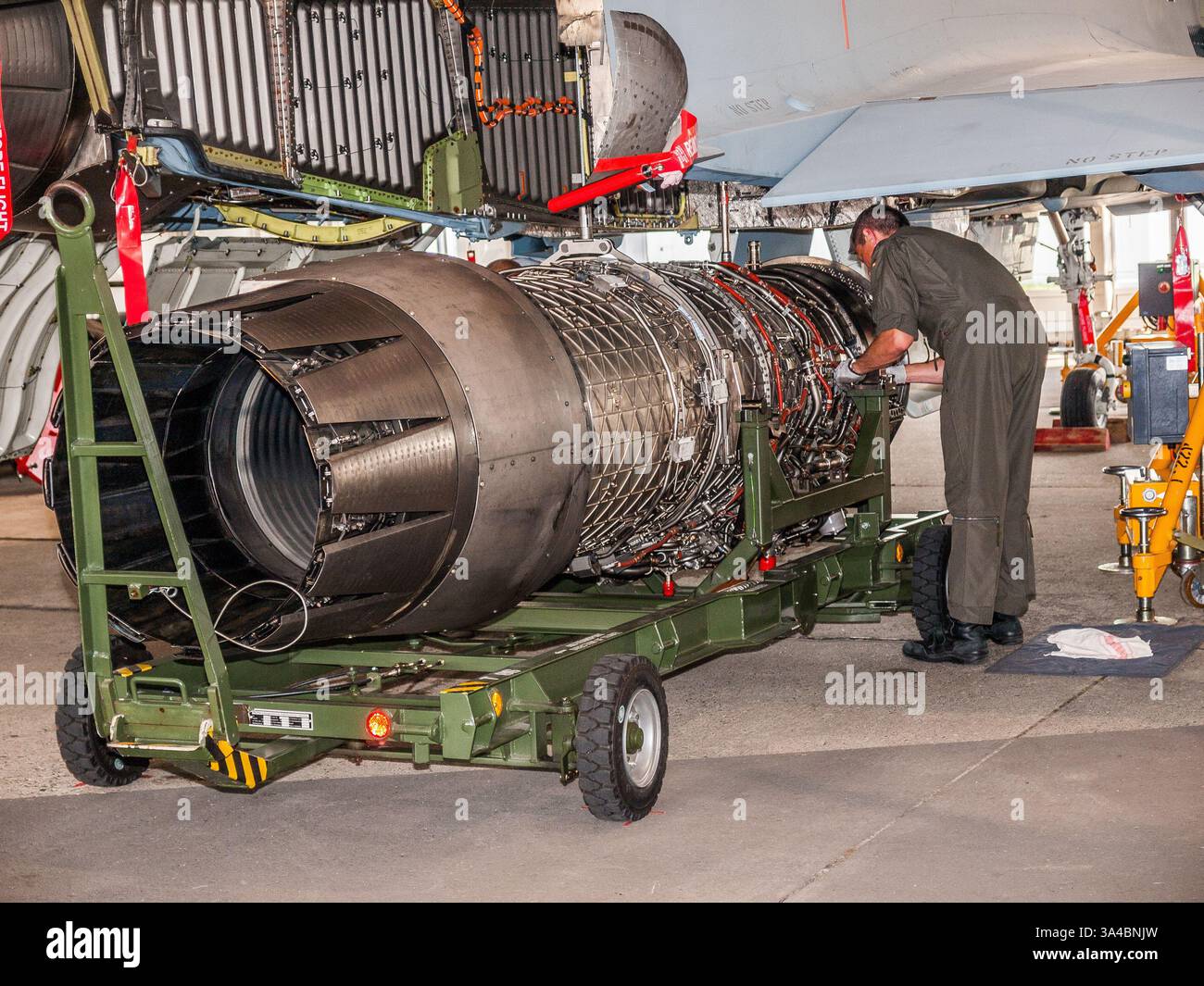 Belin, Deutschland - Juni 11.2010: Installation des Eurojet EJ200-Turbofan-Motors mit niedrigem Bypass auf dem Luftwaffe Eurofighter-Typhoon EF2000 (31+30) bei der Berliner Luft Stockfoto