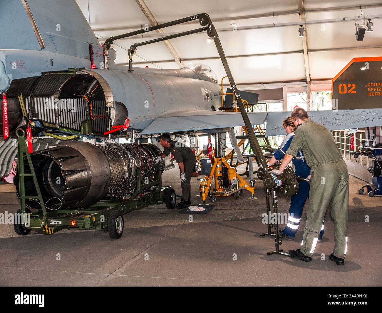 Belin, Deutschland - Juni 11.2010: Installation des Eurojet EJ200-Turbofan-Motors mit niedrigem Bypass auf dem Luftwaffe Eurofighter-Typhoon EF2000 (31+30) bei der Berliner Luft Stockfoto