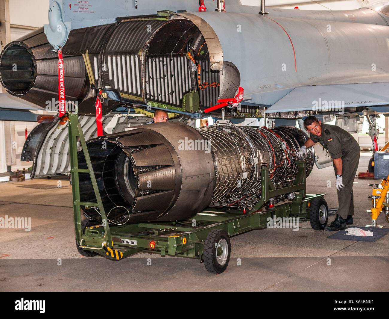 Belin, Deutschland - Juni 11.2010: Installation des Eurojet EJ200-Turbofan-Motors mit niedrigem Bypass auf dem Luftwaffe Eurofighter-Typhoon EF2000 (31+30) bei der Berliner Luft Stockfoto