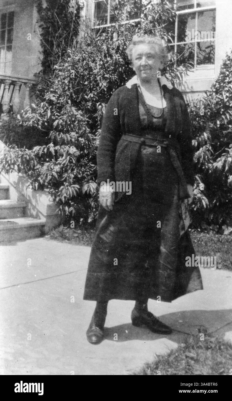 Cornelia Maria Clapp (* 17. März 1849 – 31. Dezember 1934) war eine US-amerikanische Zoologin und Lehrerin, die sich auf Meeresbiologie spezialisiert hatte. Sie erhielt 1889 den ersten Ph.D. in Biologie an eine Frau in den Vereinigten Staaten von Amerika an der Syracuse University und erhielt 1896 einen zweiten Doktortitel an der University of Chicago. Clapp war die erste weibliche Forscherin, die am Marine Biological Laboratory beschäftigt war, sowie ihre einzige weibliche Treuhänderin in der ersten Hälfte des 20. Jahrhunderts. Stockfoto