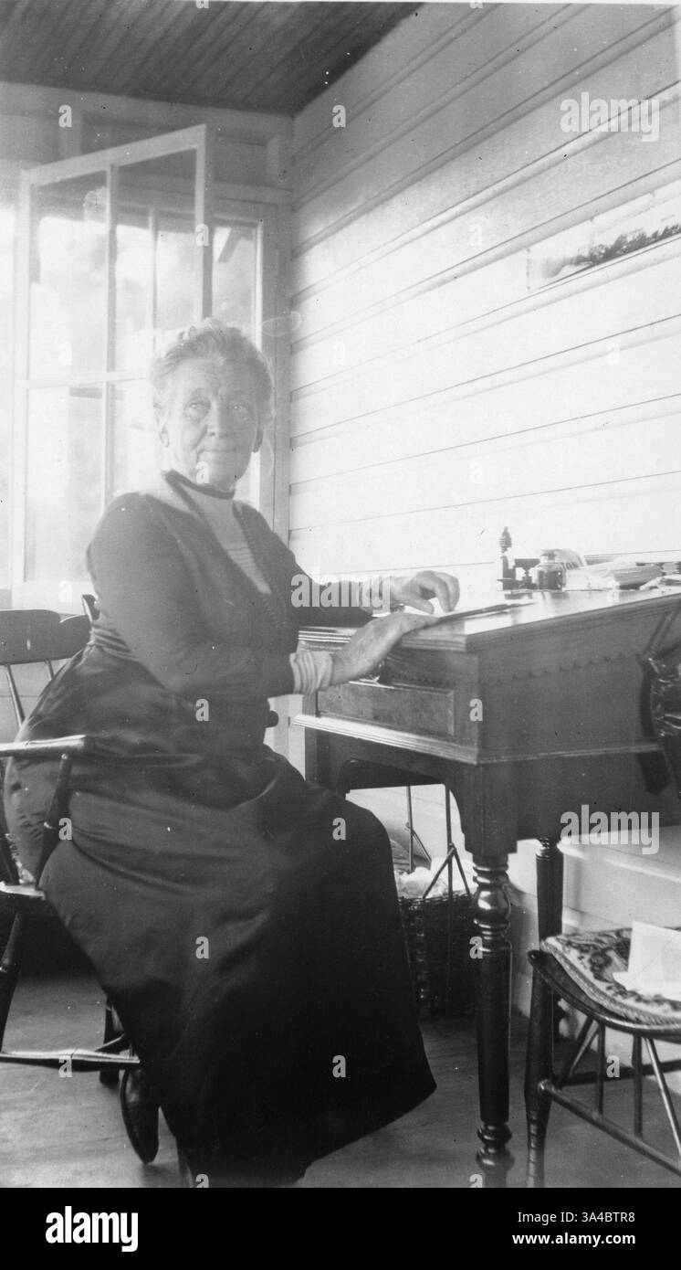 Cornelia Maria Clapp (* 17. März 1849 – 31. Dezember 1934) war eine US-amerikanische Zoologin und Lehrerin, die sich auf Meeresbiologie spezialisiert hatte. Sie erhielt 1889 den ersten Ph.D. in Biologie an eine Frau in den Vereinigten Staaten von Amerika an der Syracuse University und erhielt 1896 einen zweiten Doktortitel an der University of Chicago. Clapp war die erste weibliche Forscherin, die am Marine Biological Laboratory beschäftigt war, sowie ihre einzige weibliche Treuhänderin in der ersten Hälfte des 20. Jahrhunderts. Stockfoto