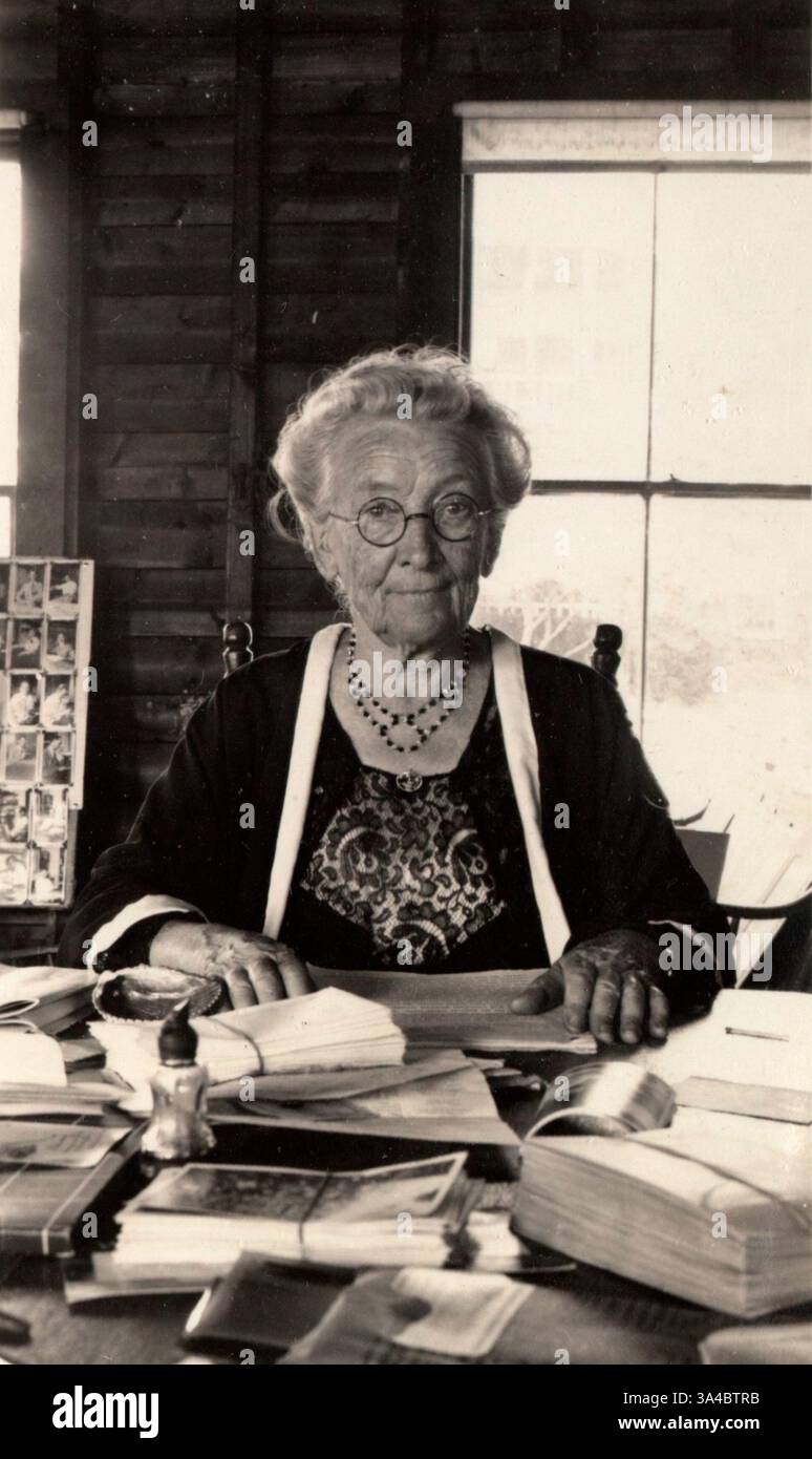 Cornelia Maria Clapp (* 17. März 1849 – 31. Dezember 1934) war eine US-amerikanische Zoologin und Lehrerin, die sich auf Meeresbiologie spezialisiert hatte. Sie erhielt 1889 den ersten Ph.D. in Biologie an eine Frau in den Vereinigten Staaten von Amerika an der Syracuse University und erhielt 1896 einen zweiten Doktortitel an der University of Chicago. Clapp war die erste weibliche Forscherin, die am Marine Biological Laboratory beschäftigt war, sowie ihre einzige weibliche Treuhänderin in der ersten Hälfte des 20. Jahrhunderts. Auf diesem Bild arbeitet sie 1934 im Marine Biological Laboratory, als sie 85 Jahre alt war. . Stockfoto
