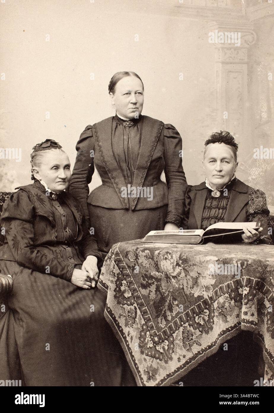 Alexandra Smirnoff (* 6. Mai 1838 bis 25. September 1913) war eine finnische Wissenschaftlerin, Pomologin und Schriftstellerin. Ihre Forschung hatte großen Einfluss auf die zeitgenössische Pomologie in Finnland und Schweden. Sie wird hier (stehend) mit Augusta und Jetta Nyberg gesehen. Stockfoto