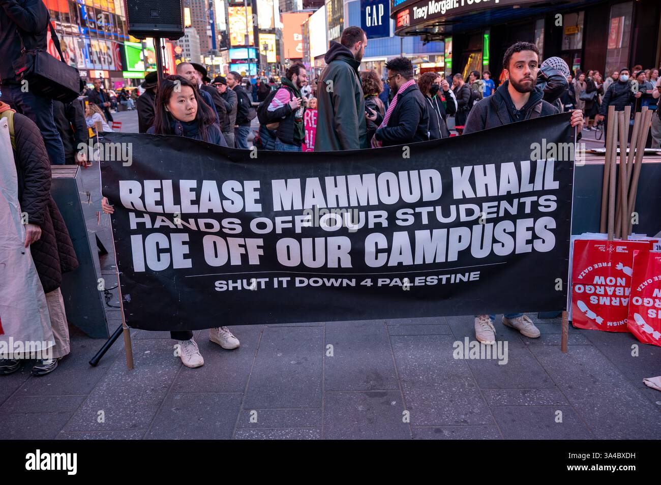 New York, USA. März 2025. Die Demonstranten versammeln sich gegen die erneuten Angriffe Israels im Gazastreifen, die rund 400 Tote forderten. Quelle: M. Stan Reaves/Alamy Live News Stockfoto