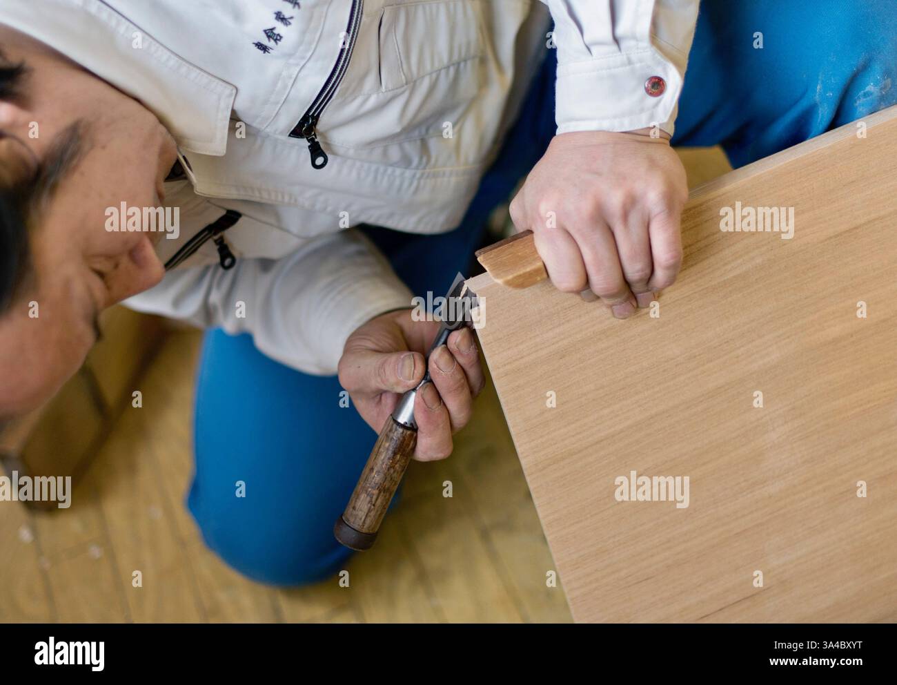 Tsutomu Ohashi arbeitet am 21. Februar 2017 an Kiri-Tansu-Möbeln beim Kamo Kiri-Tansu-Hersteller Asakura Kagu in Niigata City, Präfektur Niigata Japan. ROB GIL Stockfoto