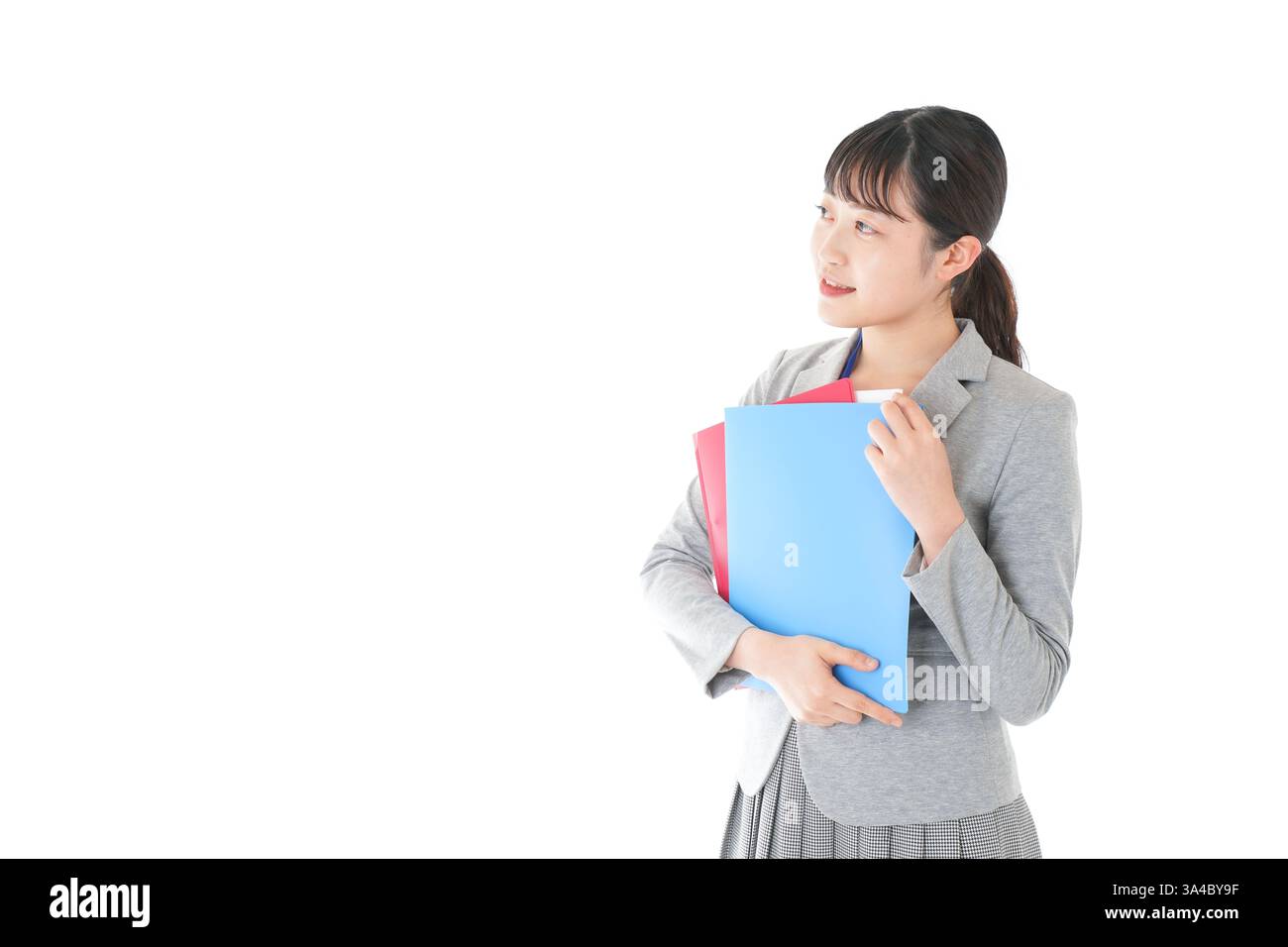 Eine junge Geschäftsfrau, die eine Akte in ihrem Büro hält Stockfoto