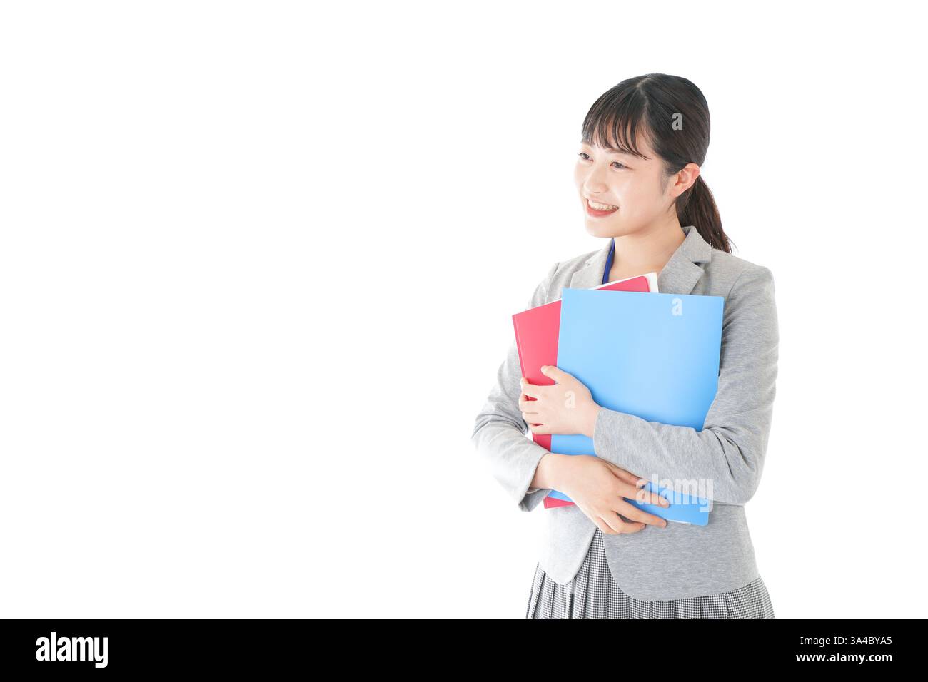 Eine junge Geschäftsfrau, die eine Akte in ihrem Büro hält Stockfoto