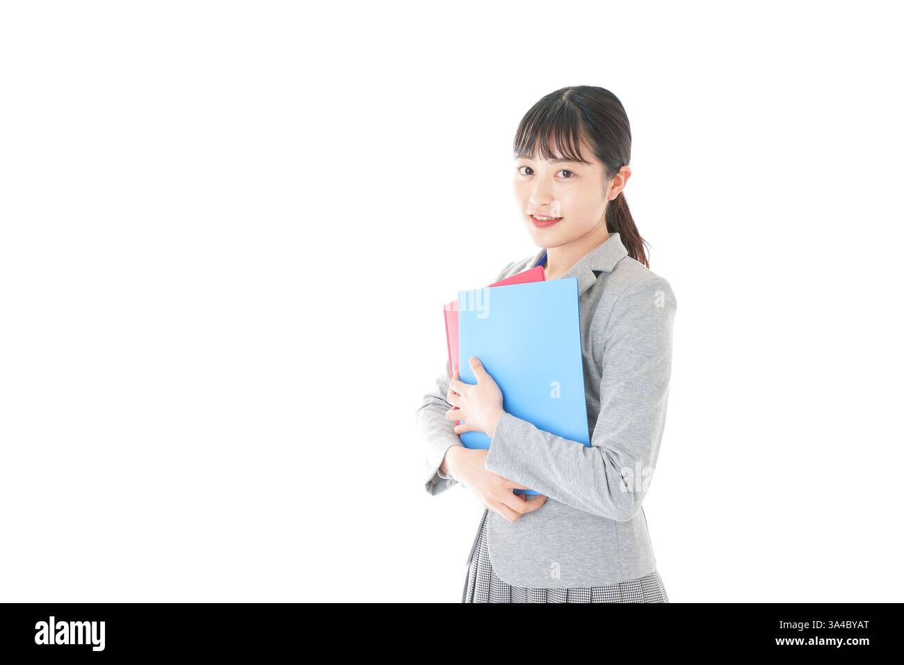 Eine junge Geschäftsfrau, die eine Akte in ihrem Büro hält Stockfoto