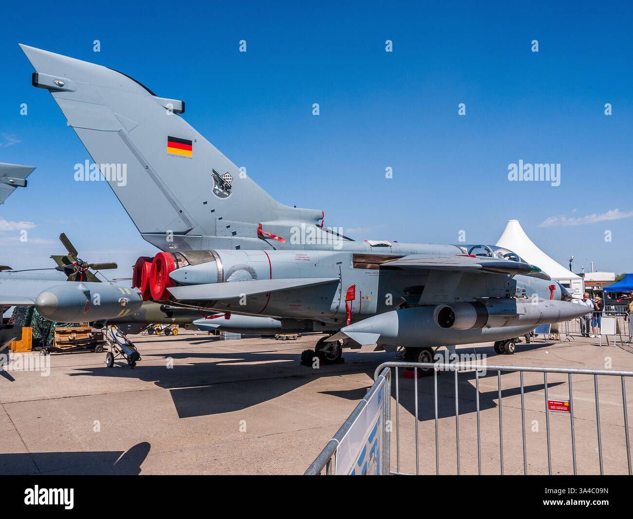 Belin, Deutschland - 11.06.2010: Panavia Tornado IDS (46+48) mit Saab BOZ-101 Gegenmaßnahmen Pod auf der Berliner Flugschau (ILA) 2010 Stockfoto