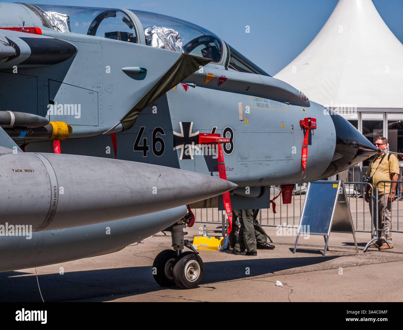 Belin, Deutschland - 11.06.2010: Panavia Tornado IDS (46+48) mit Saab BOZ-101 Gegenmaßnahmen Pod auf der Berliner Flugschau (ILA) 2010 Stockfoto