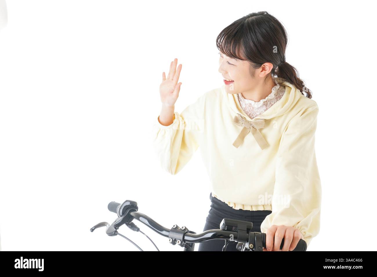 Junge Frau Reiten Fahrrad Stockfoto