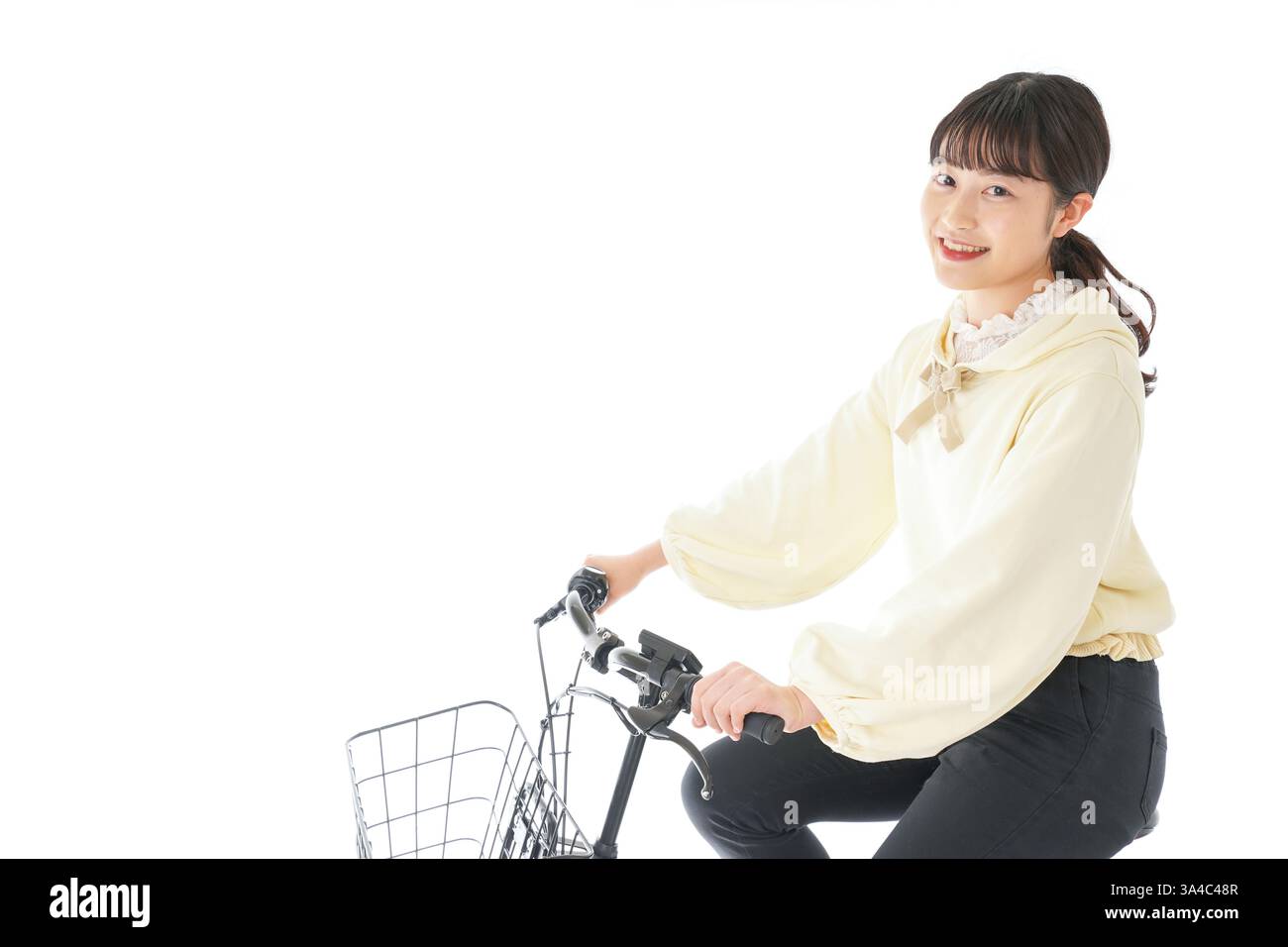 Junge Frau Reiten Fahrrad Stockfoto