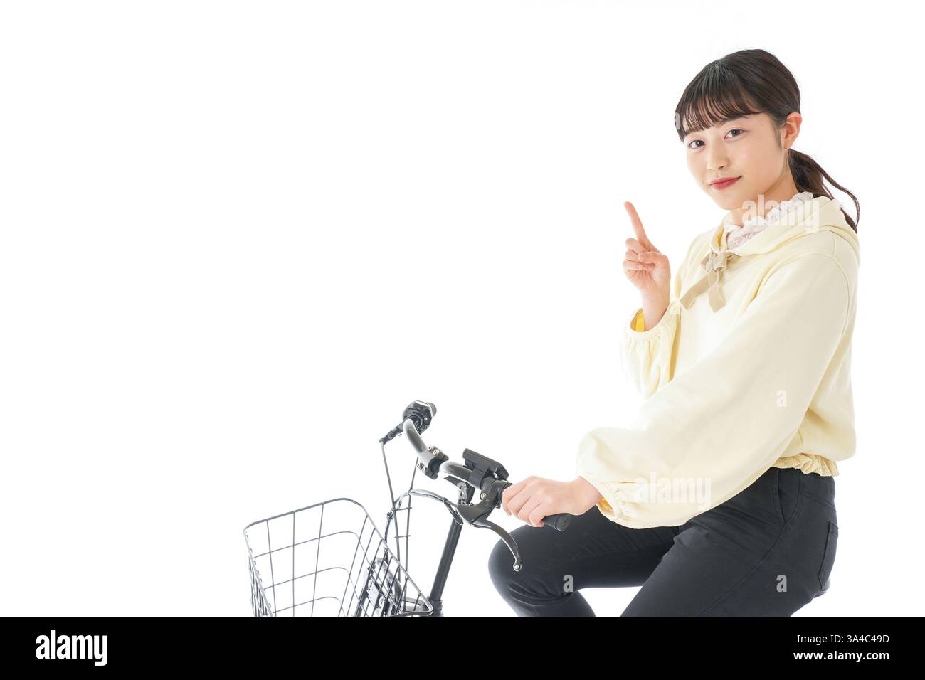 Junge Frau Reiten Fahrrad Stockfoto