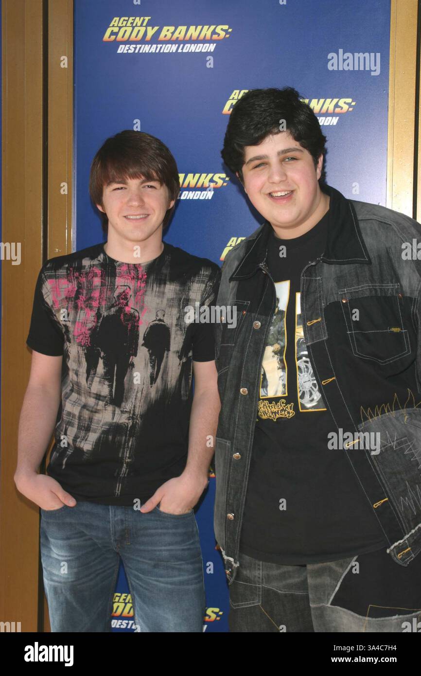 2. Februar 2000 - K35445TR 3/6/04.PREMIERE von ''. AGENT CODY BANKS 2 DISTINATION LONDON''. MANN NATIONALEN THEATRE.10925 LINDBROOK AVE WESTWOOD CA... DRAKE BELL, JOSH PECK. TOM RODRIGUEZ / 2004. (Kredit-Bild: © Globe Photos/ZUMAPRESS.com) Stockfoto 2. Februar 2000 - K35445TR 3/6/04.PREMIERE von ''. AGENT CODY BANKS 2 DISTINATION LONDON''. MANN NATIONALEN THEATRE.10925 LINDBROOK AVE WESTWOOD CA... DRAKE BELL, JOSH PECK. TOM RODRIGUEZ / 2004. (Kredit-Bild: © Globe Photos/ZUMAPRESS.com) Stockfoto