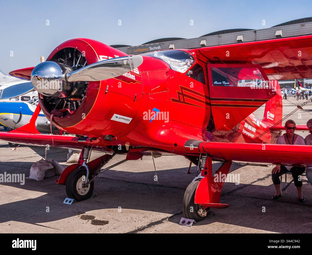 Belin, Deutschland - 11. Juni 2010: Beechcraft Model 17S Staggerwing (N69H) amerikanischer Doppeldecker mit einem atypischen negativen Flügelstaffeln auf der Berliner Flugschau ( Stockfoto