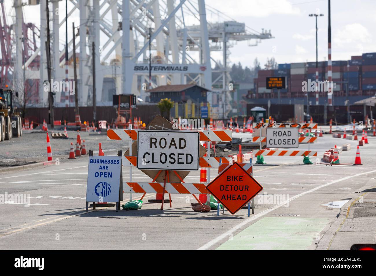 Eine Vielzahl von Warnzeichen markiert die anhaltende Schließung des Alaska Way S im SoDo-Viertel von Seattle am Sonntag, den 16. März 2025. Der East Marginal Way Cor Stockfoto